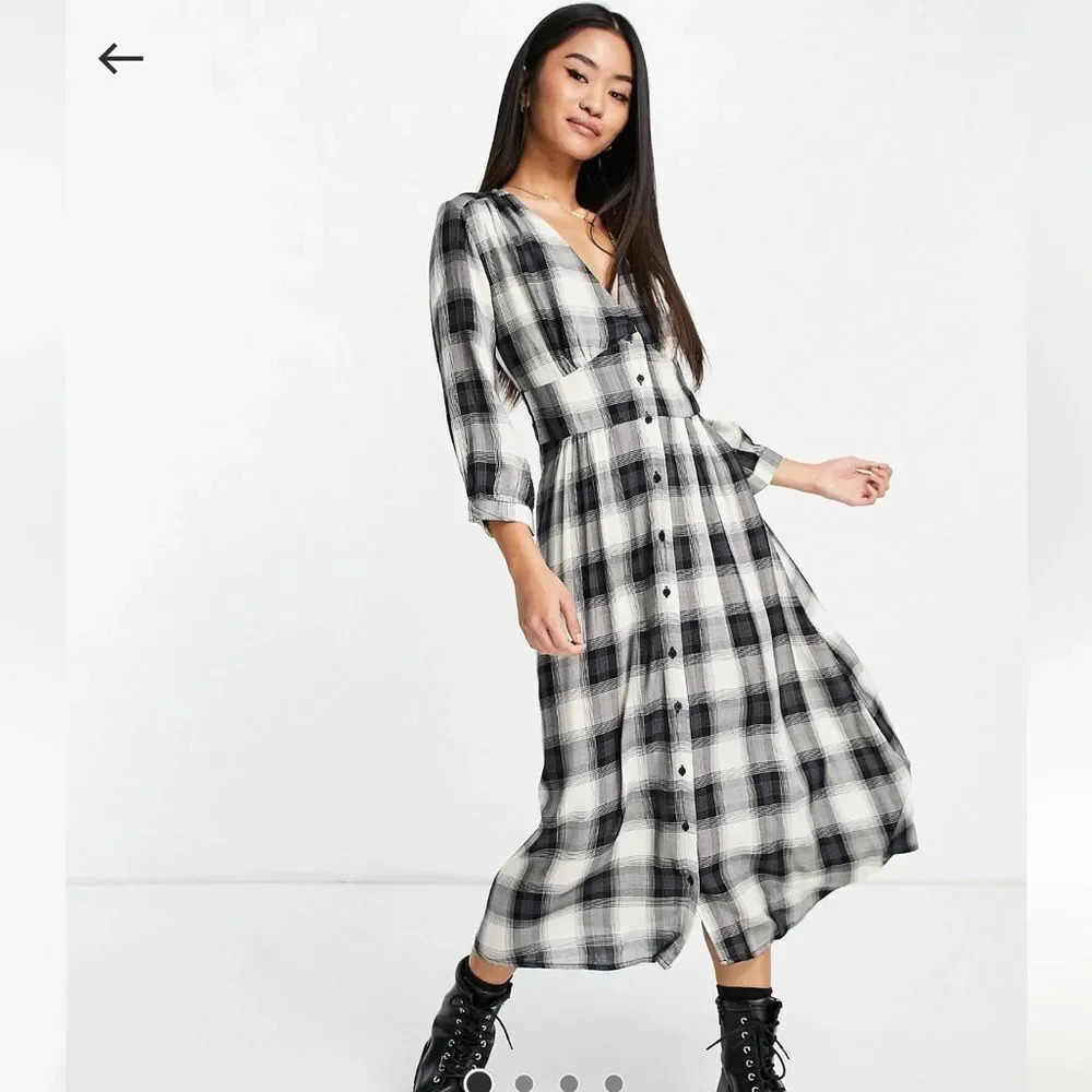 Stradivarius || black white long sleeve midi button down dress in check size XS